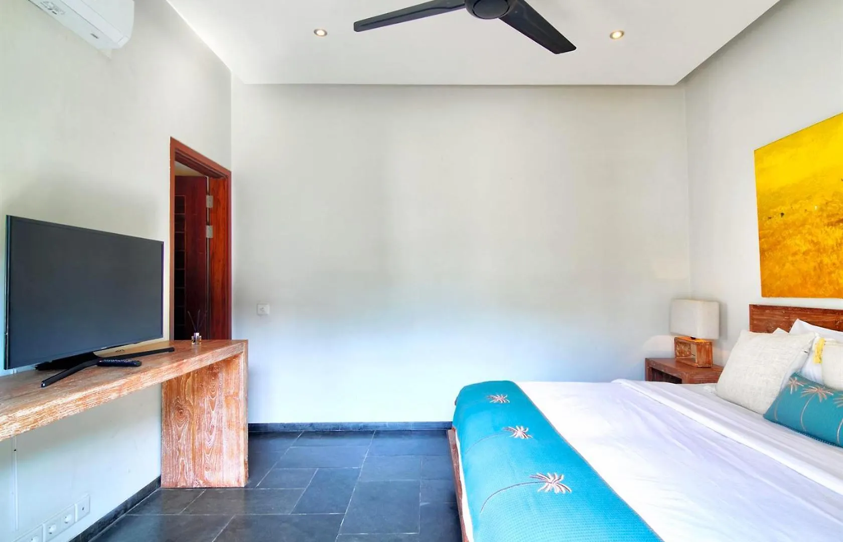 Outstanding- Seminyak Sands. Villa Indonesia