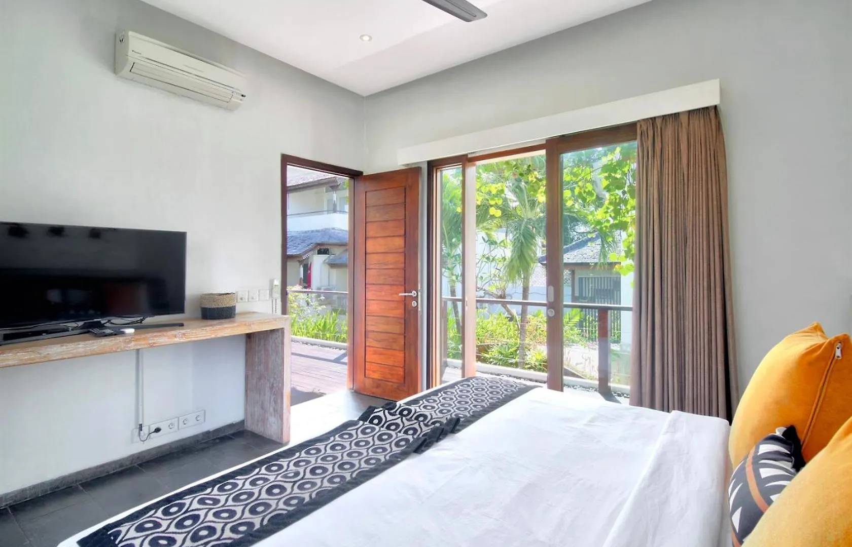 Outstanding- Seminyak Sands. Villa