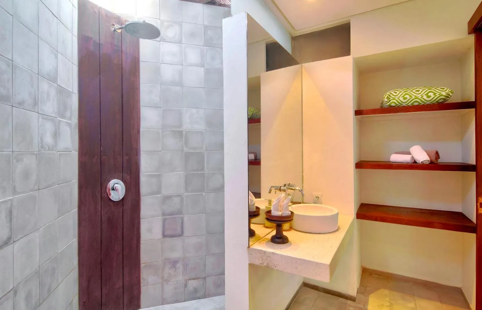 Outstanding- Seminyak Sands. Villa  Seminyak (Bali)