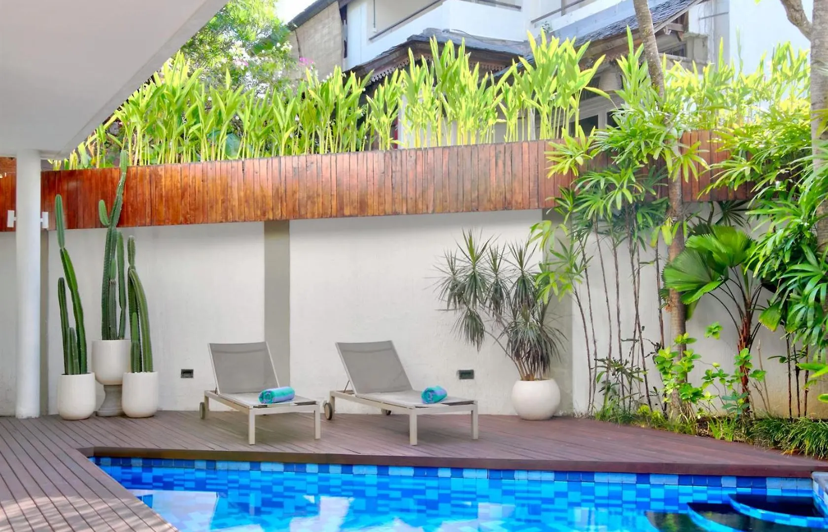 Outstanding- Seminyak Sands. Villa Indonesia