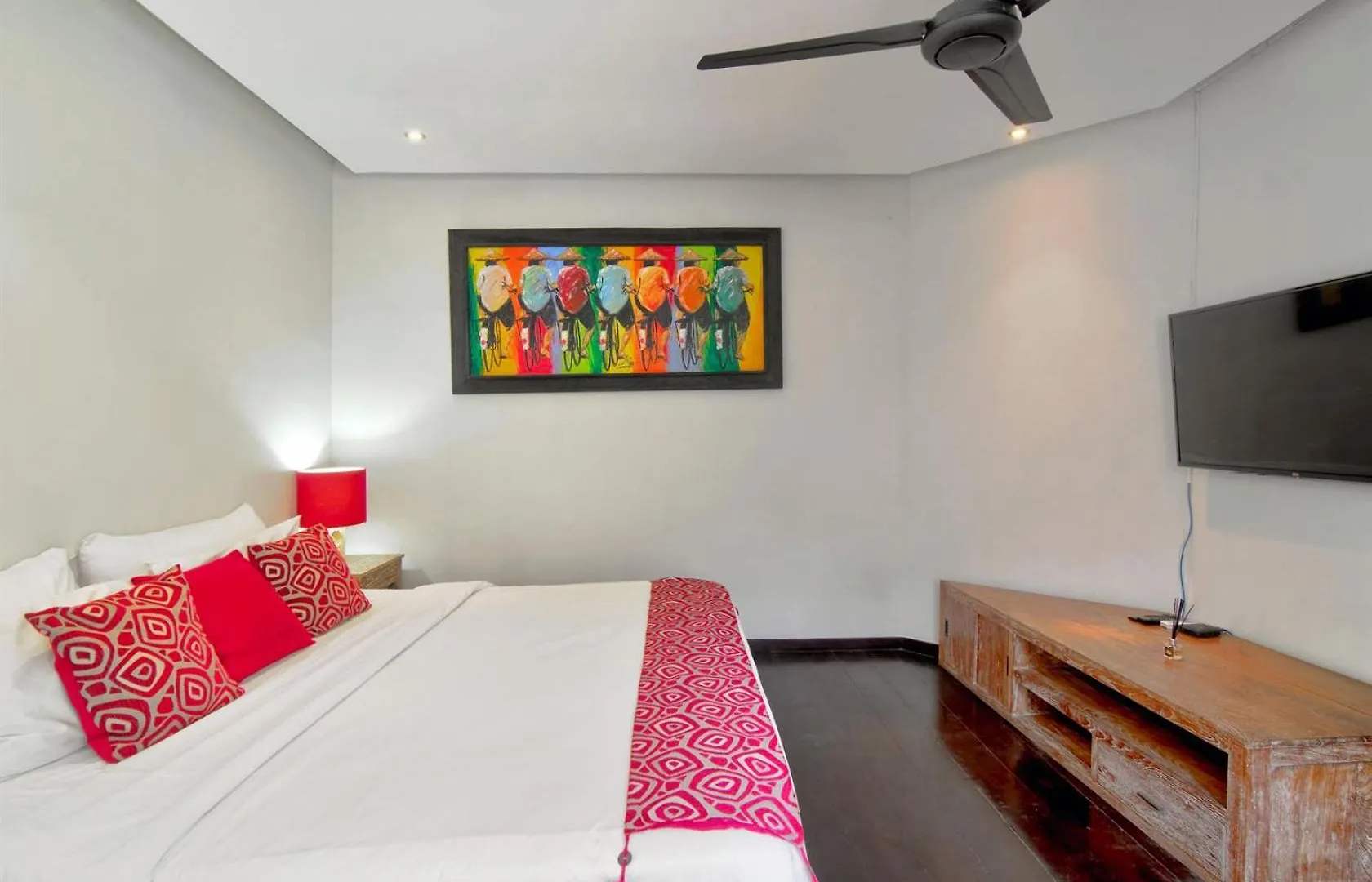Outstanding- Seminyak Sands. Villa Indonesia